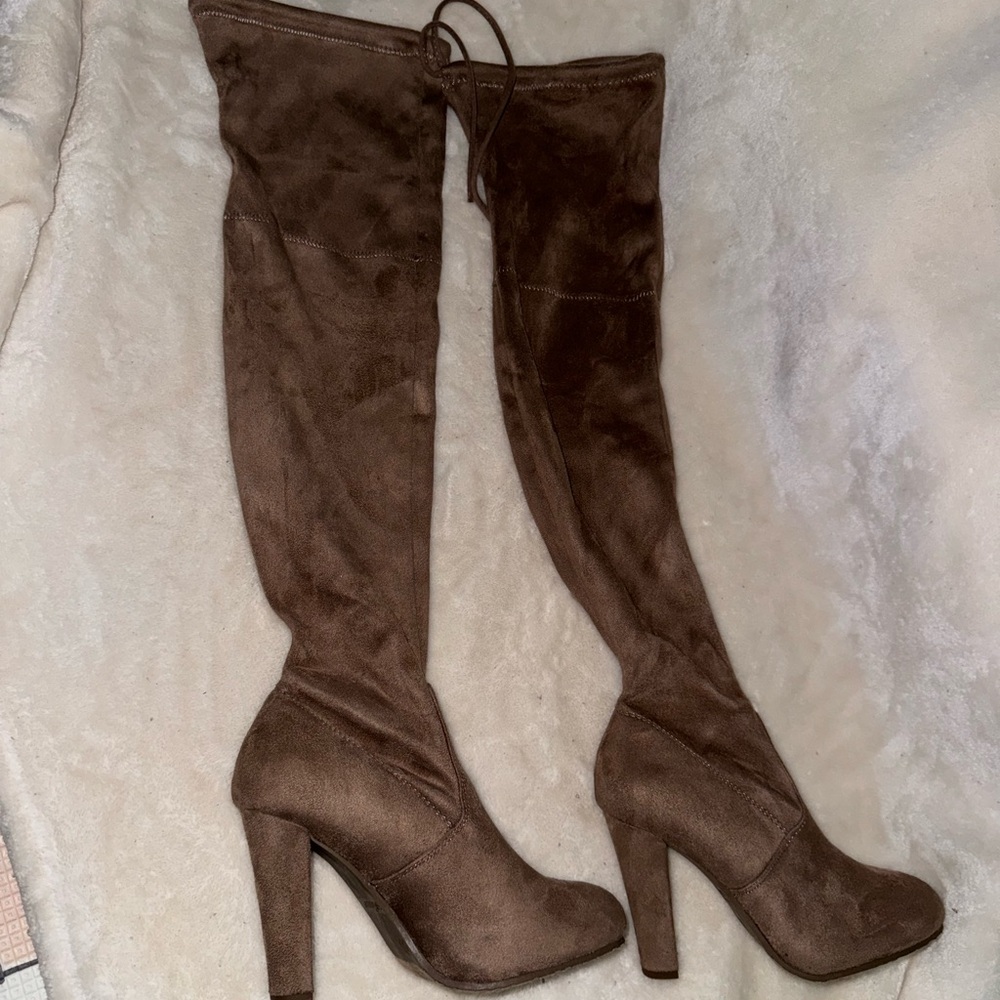 Knee high boots with heel